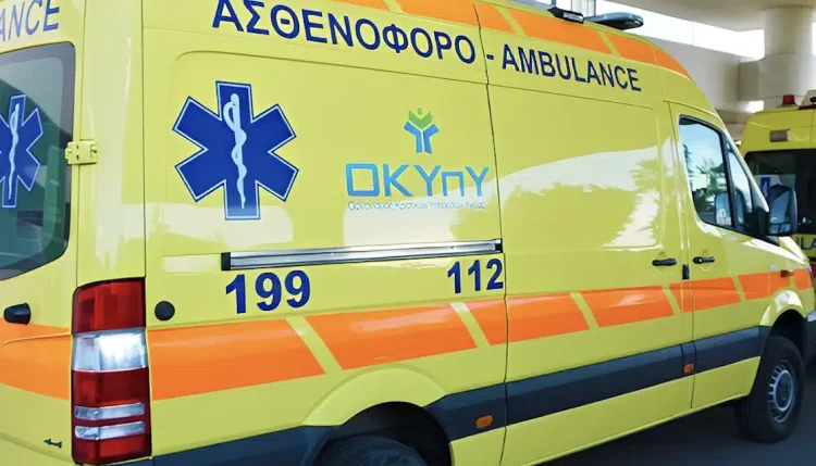 Βοηθούσε γυναίκα να παρκάρει και βρέθηκε διασωληνωμένος αφού εγκλωβίστηκε ο λαιμός του στην πόρτα
