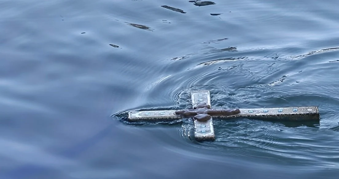 Άντρας έκλεψε τον σταυρό που έπιασε στην τελετή καθαγιασμού – Αναζητείται από την Αστυνομία