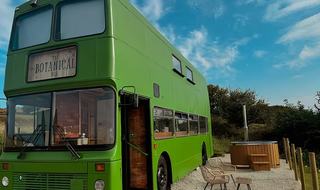Από εγκαταλελειμμένο λεωφορείο σε πλήρως λειτουργικό σπίτι και δημοφιλές Airbnb: Η ιστορία του «Botanical Bus»