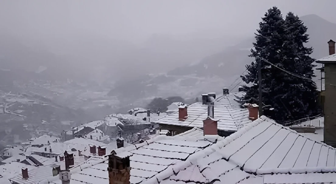 Ξύπνησαν σήμερα και ήταν όλα… άσπρα: Πέφτουν χιόνια μέχρι και μέσα στο κέντρο της πόλης