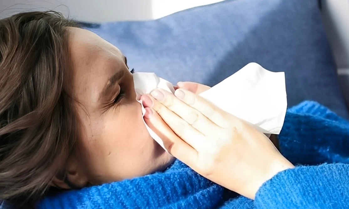 Το πρώτο σύμπτωμα που εμφανίζουν παιδιά και ενήλικες, δεν του δίνεις σημασία και μετά από λίγο κολλάει όλοι οι οικογένεια – Πως να την καταλάβεις