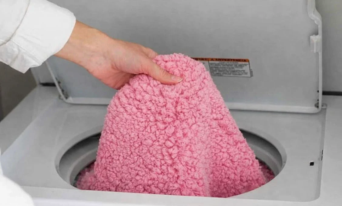 Ο «κανόνας» που πολλοί αγνοούν: Το αντικείμενο που απαγορεύεται να μπαίνει στο πλυντήριο με ρούχα ή πετσέτες