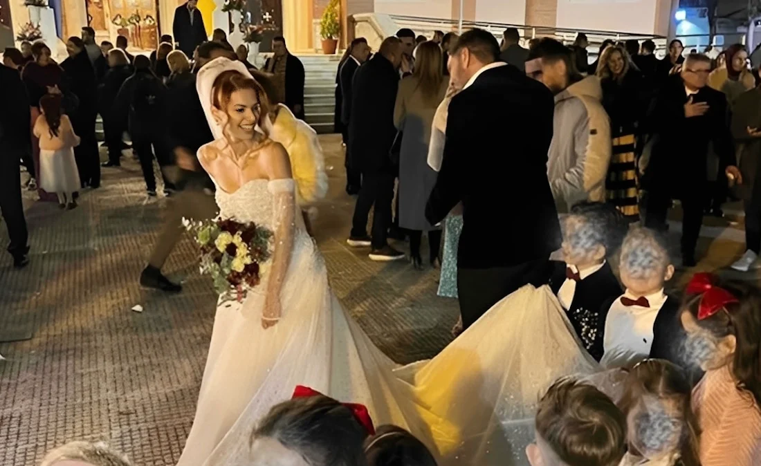 Νηπιαγωγός παντρεύτηκε με 20 παρανυφάκια, τους αγαπημένους της μαθητές