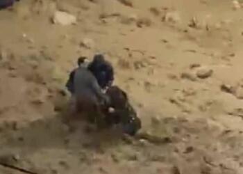 Βίντεο-σοκ από την κακοκαιρία – Περαστικοί έσωσαν γυναίκα που παρασύρθηκε απο τόνους λάσπης στην