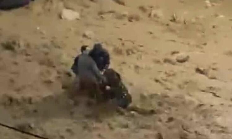 Βίντεο-σοκ από την κακοκαιρία – Περαστικοί έσωσαν γυναίκα που παρασύρθηκε απο τόνους λάσπης στην