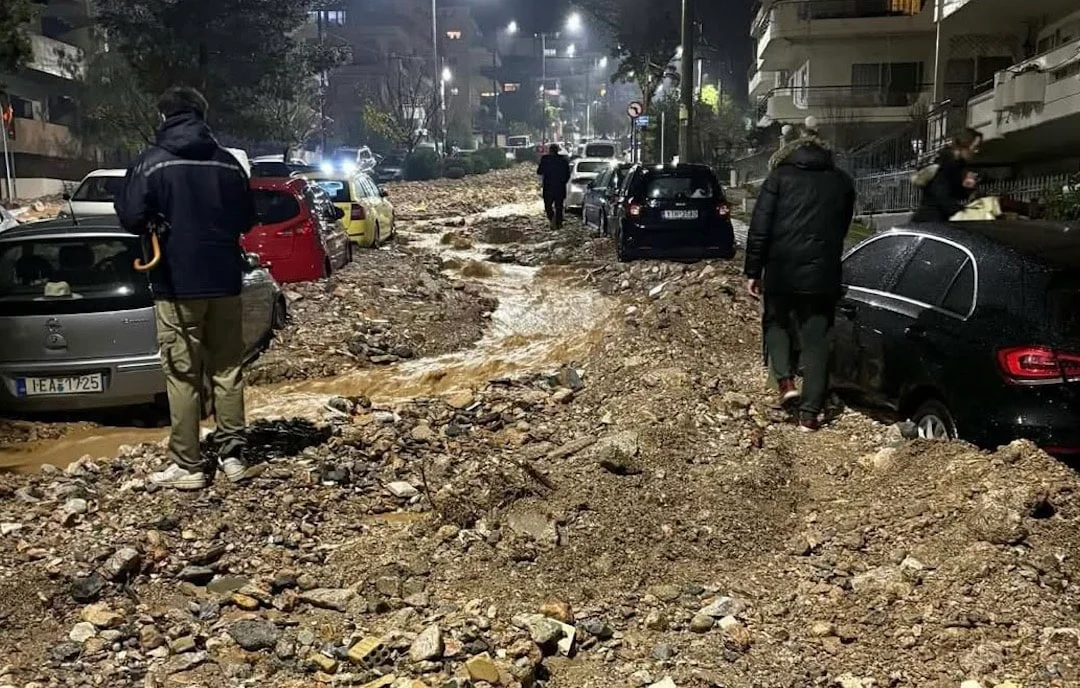 Στοκ στην Γλυφάδα – Απίστευτες εικόνες μετά το πέρασμα της κακοκαιρίας