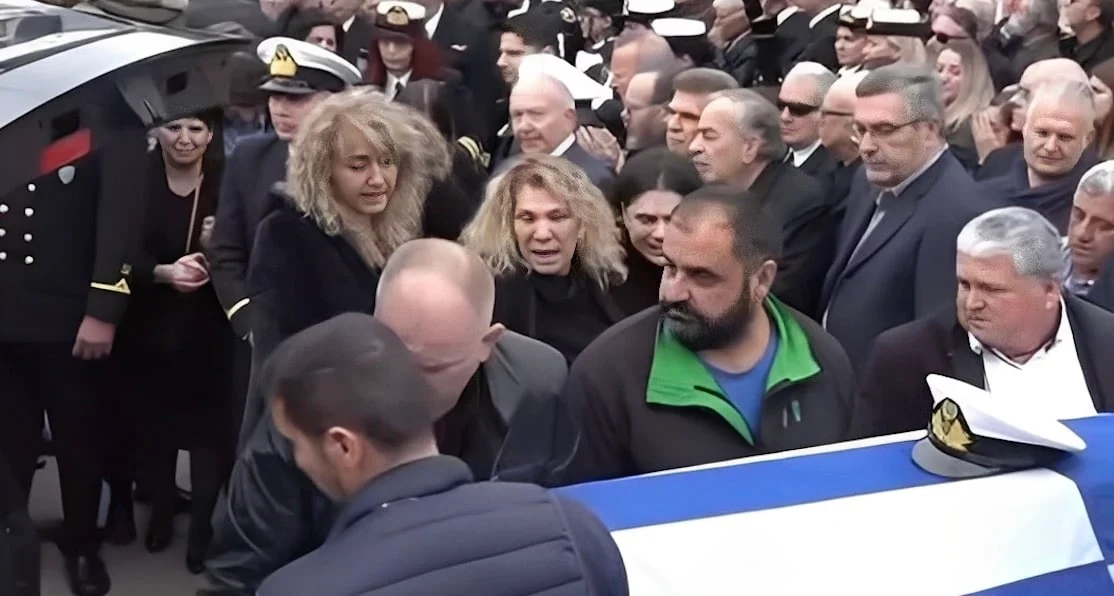Σκηνές αρχαίας τραγωδίας στην κηδεία του 53χρονου λιμενικού στο Άστρος – Η στιγμή που η σύζυγός του κατέρρευσε πάνω στο…