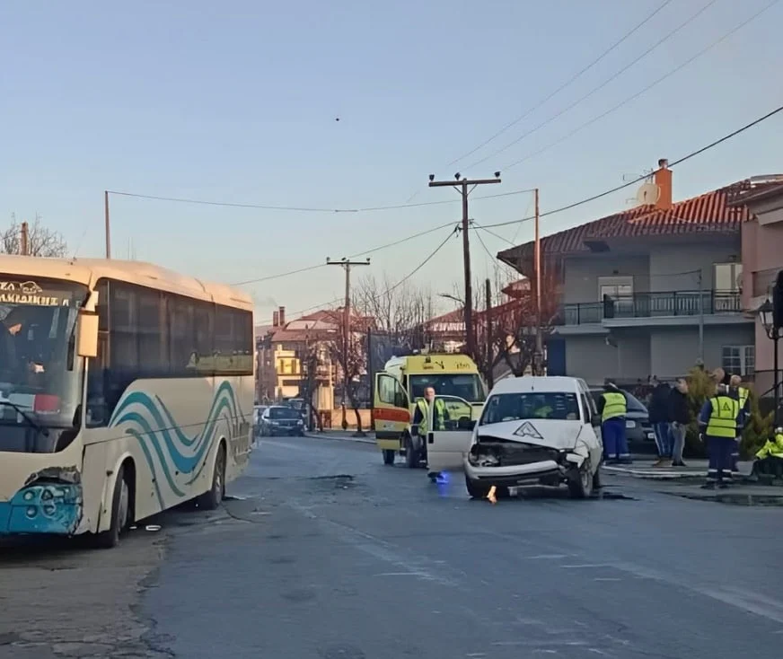 Μετωπική σύγκρουση βαν με λεωφορείο που μετέφερε μαθητές στο σχολείο