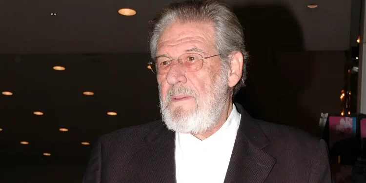 Πεταμένα στα σκουπίδια βρέθηκαν βραβεία και αντικείμενα του Γιάννη Βόγλη