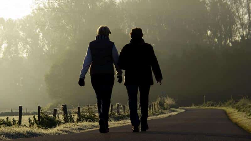 Περπάτημα μετά το φαγητό: Τι θα συμβεί στο σώμα σας αν περπατήσετε για 15 λεπτά αμέσως μόλις φάτε 3 walking after dinner