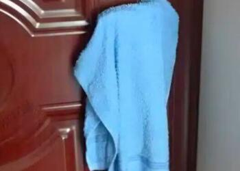 Το βράδυ πριν κοιμηθείτε, κρεμάστε μια πετσέτα στο πόμολο της πόρτας – Το εκπληκτικό όφελος