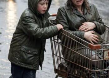 Όταν τα αυτοκίνητα προσπερνούσαν μια έγκυο γυναίκα σε πλημμυρισμένο δρόμο, ένα άστεγο αγόρι βγήκε στη βροχή να τη βοηθήσει. Λίγες μέρες αργότερα, ένα SUV σταμάτησε έξω από το συσσίτιο — και εκείνος πάγωσε.