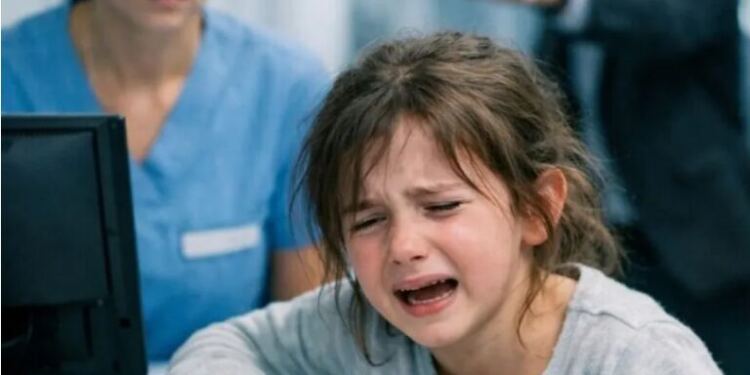 «Εδώ δεν περιθάλπουμε ζητιάνους!» φώναξε η ρεσεψιονίστ, ενώ ένα άστεγο κοριτσάκι ικέτευε για βοήθεια… μέχρι που ένας σιωπηλός άντρας, καθισμένος σε έναν δερμάτινο καναπέ, σηκώθηκε τελικά