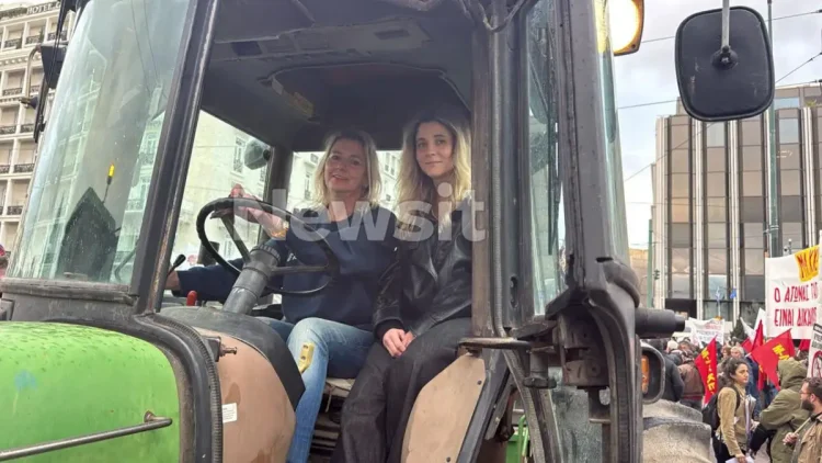 Οι αγρότισσες που έκλεψαν την παράσταση με το τρακτέρ τους στο Σύνταγμα