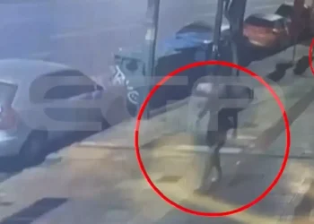 Καλλιθέα: Άγριος ξυλοδαρμός 45χρονης από τον σύντροφό της στη μέση του δρόμου