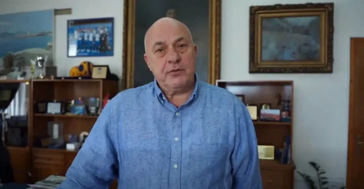 Διάγγελμα Μπέου: «Ο Μητσοτάκης θα κυβερνά όσα χρόνια θέλει»