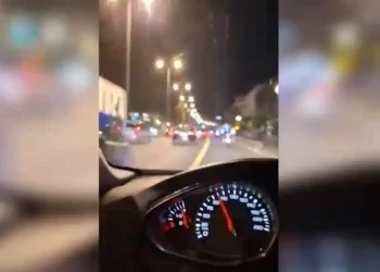 Καλλιθέα: Βίντεο μέσα από το περιπολικό που μεταφέρει στο νοσοκομείο το 2χρονου κορίτσι που έπεσε σε συντριβάνι