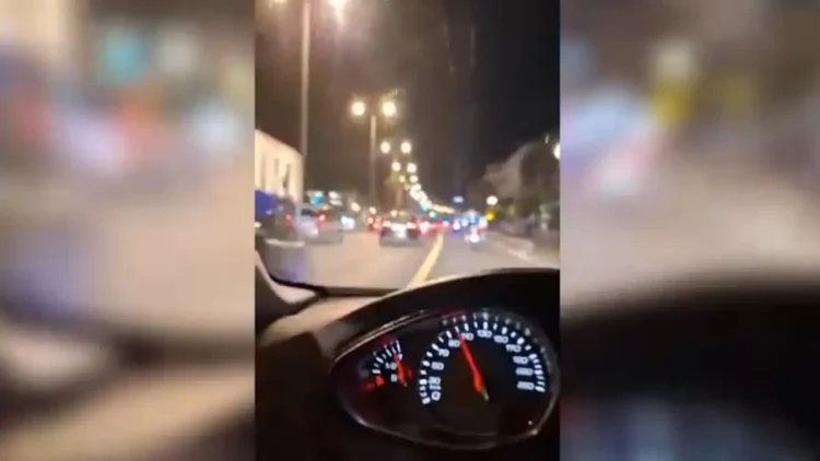 Καλλιθέα: Βίντεο μέσα από το περιπολικό που μεταφέρει στο νοσοκομείο το 2χρονου κορίτσι που έπεσε σε συντριβάνι