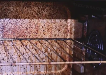 Η γιαγιά μου μου δίδαξε ένα απίστευτα εύκολο κόλπο για να κάνω τις σχάρες φούρνου να φαίνονται ολοκαίνουργιες με μηδενική προσπάθεια