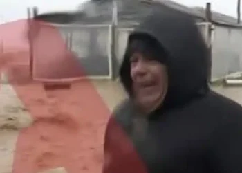 Παντοπώλης ξέσπασε σε κλάματα βλέποντας την περιουσία του να καταστρέφεται από την κακοκαιρία