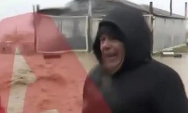 Παντοπώλης ξέσπασε σε κλάματα βλέποντας την περιουσία του να καταστρέφεται από την κακοκαιρία