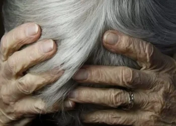 Βόλος: Έπιασε από τον λαιμό την μητέρα του, την πέταξε στο έδαφος και απειλούσε να την σκοτώσει