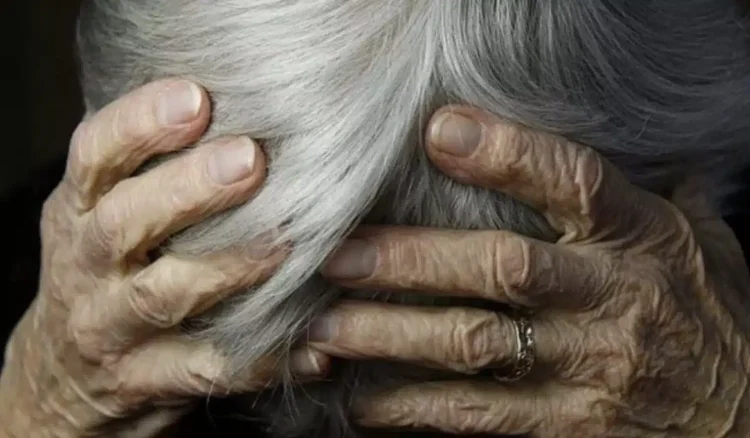 Βόλος: Έπιασε από τον λαιμό την μητέρα του, την πέταξε στο έδαφος και απειλούσε να την σκοτώσει