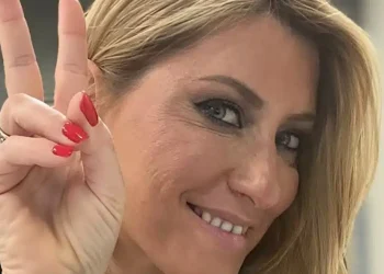 Η Σία Κοσιώνη επέστρεψε σπίτι: Τα πρώτα λόγια και η οικογενειακή φωτογραφία με τον Κώστα Μπακογιάννη και τον γιο τους