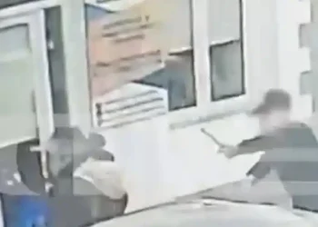 Πύλος: Σοκάρει το βίντεο-ντοκουμέντο με τον 25χρονο Αλβανό που κυνηγάει να δείρει τον κουρέα γιατί δεν του άρεσε το κούρεμα