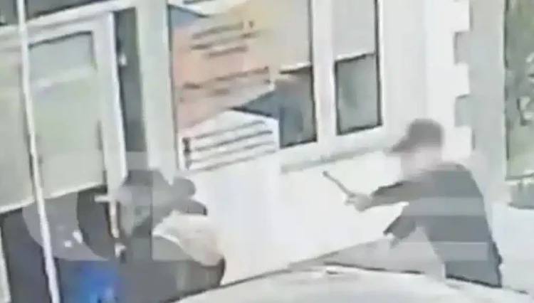 Πύλος: Σοκάρει το βίντεο-ντοκουμέντο με τον 25χρονο Αλβανό που κυνηγάει να δείρει τον κουρέα γιατί δεν του άρεσε το κούρεμα