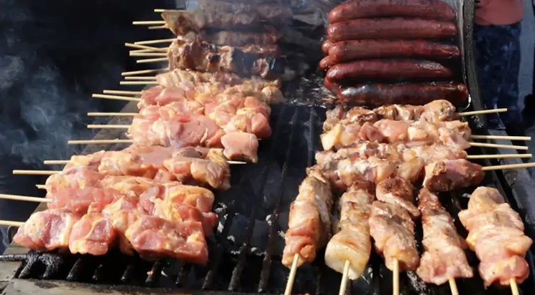 «Τα σχολεία δεν είναι ψησταριές» – «Μπλόκο» του Υπουργείου Παιδείας στο τσίκνισμα