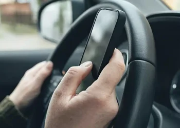 Πρόστιμο αν κοιτάς το κινητό στο φανάρι – Πως επιτρέπεται να το χρησιμοποιείτε