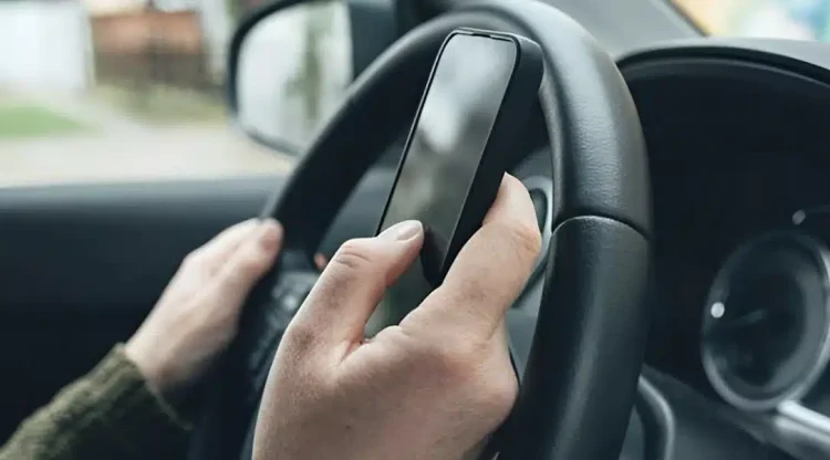 Πρόστιμο αν κοιτάς το κινητό στο φανάρι – Πως επιτρέπεται να το χρησιμοποιείτε