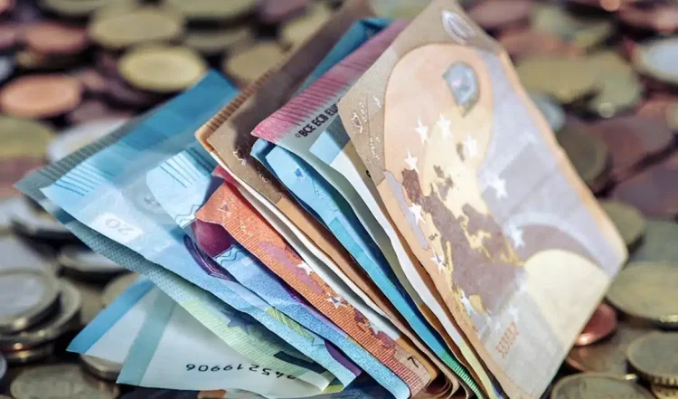 Κλειδώνει η αύξηση του κατώτατου μισθού την 1η Απριλίου: Ποια 20 επιδόματα «συμπαρασύρει» και πού φτάνει ο μέσος μισθός