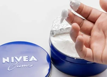 Ένας φαρμακοποιός ξεκαθαρίζει πού δεν πρέπει να εφαρμόζεται η κρέμα Nivea στο μπλε κουτί