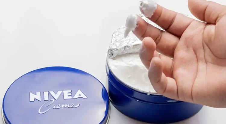Ένας φαρμακοποιός ξεκαθαρίζει πού δεν πρέπει να εφαρμόζεται η κρέμα Nivea στο μπλε κουτί