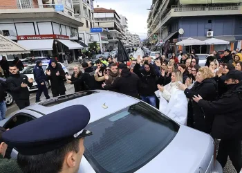 Με χειροκροτήματα από εργαζόμενους η έξοδος του ιδιοκτήτη της Βιολάντα από τα δικαστήρια