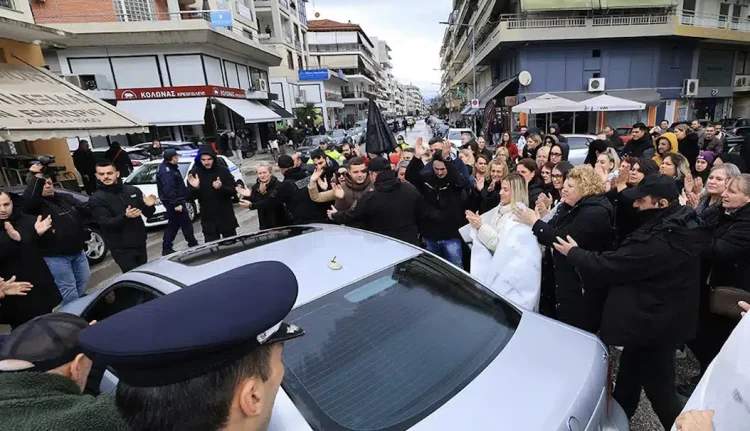 Με χειροκροτήματα από εργαζόμενους η έξοδος του ιδιοκτήτη της Βιολάντα από τα δικαστήρια