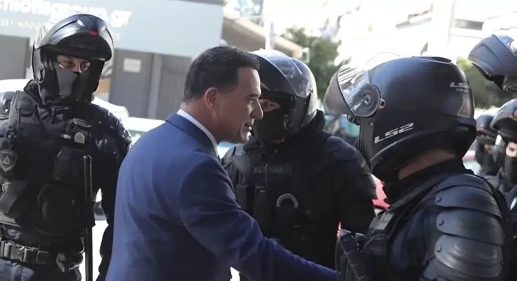 Άδωνις σε άνδρες της ΟΠΚΕ: «Σας λατρεύω, σας αγαπάω παραπάνω από ό,τι νομίζετε»