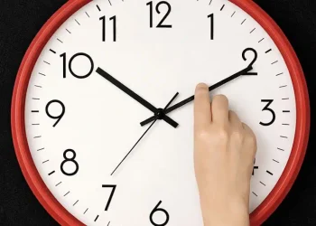 «Κλείδωσε» η νέα αλλαγή ώρας: Πότε θα γυρίσουμε τα ρολόγια μας, η ημερομηνία που αλλάζει η ώρα