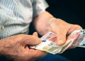 Συντάξεις Μαρτίου: H Καθαρά Δευτέρα φέρνει… πρόωρες πληρωμές – Ποιοι συνταξιούχοι θα δουν χρήματα πριν το τριήμερο