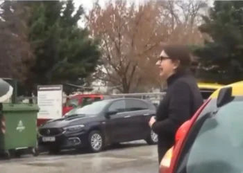 Περαστική τα βάζει με τους χειροκροτητές του ιδιοκτήτη της Βιολάντα: «Δεν ντρέπεστε λίγο – Πέντε νεκρές γυναίκες»