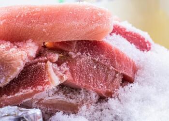 To κόλπο για να ξεπαγώσεις το κρέας σε λίγα λεπτά