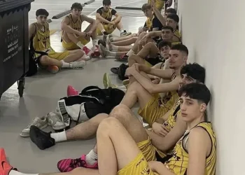 Τα κατάφεραν: Επιστρέφουν από το Άμπου Ντάμπι οι ανήλικοι αθλητές του μπάσκετ του Άρη