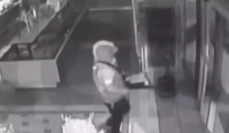 Κερατσίνι: Διαρρήκτης «μπούκαρε» σε φούρνο, βρήκε άδεια την ταμειακή και άρπαξε… 20 κομμάτια γαλακτομπούρεκο