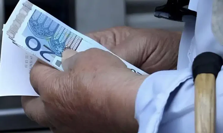 Συντάξεις Απριλίου: Νωρίτερα τα χρήματα για χιλιάδες συνταξιούχους