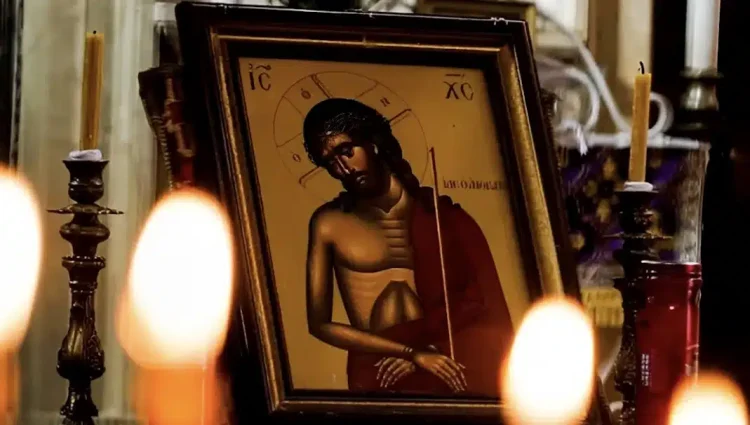 Πότε είναι η Κυριακή της Σταυροπροσκυνήσεως: Τι τρώμε και το «άγνωστο» έθιμο της Μεγάλης Γιορτής