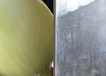 Βρώμικα τζάμια: Το κόλπο με το κρεμμύδι που θα τα κάνει «αόρατα»