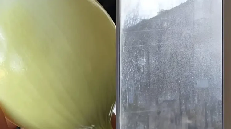 Βρώμικα τζάμια: Το κόλπο με το κρεμμύδι που θα τα κάνει «αόρατα»