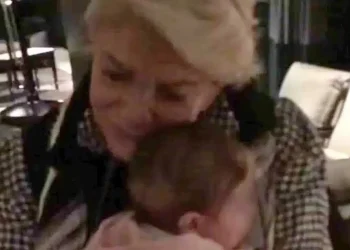 Μαρινέλλα: Το σπάνιο βίντεο όπου νανουρίζει την κόρη πασίγνωστης τραγουδίστριας